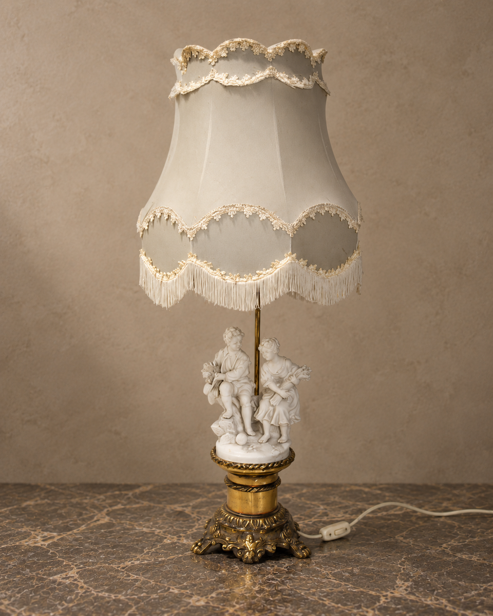 Figürliche Biskuitporzellan-Lampe mit gewelltem Fransen-Schirm