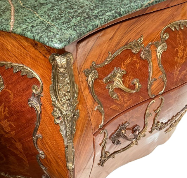 Original close-up of the green marble edge, contrasting pale line, marquetry and bronze mounts