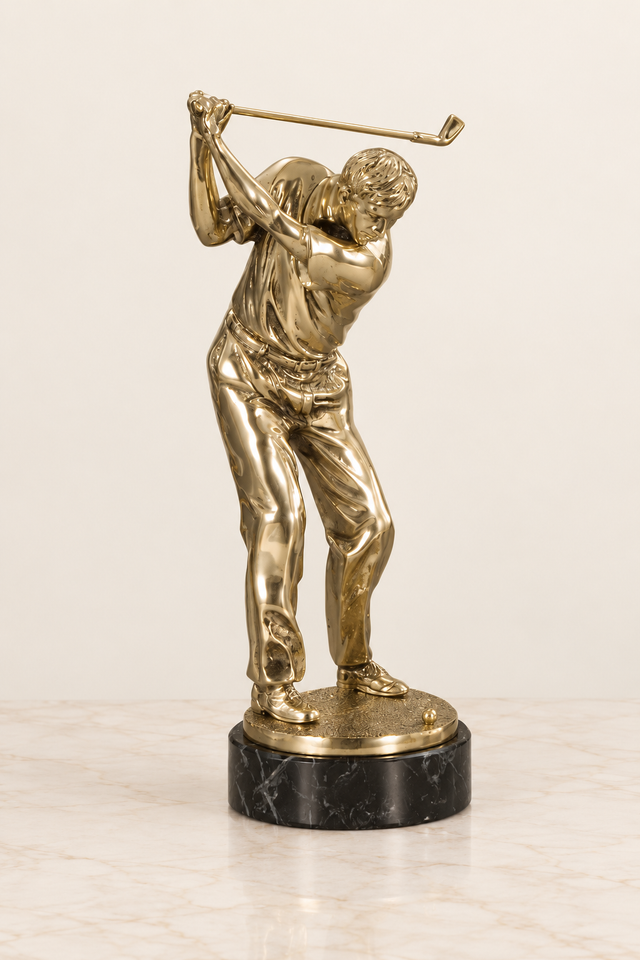 Sculptuur van een golfer op marmeren sokkel