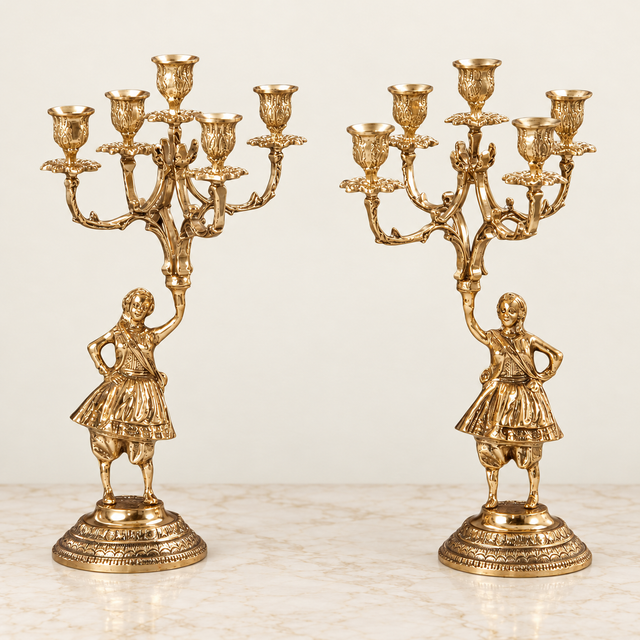Paar Vendimia-kandelaars met figuren in klederdracht