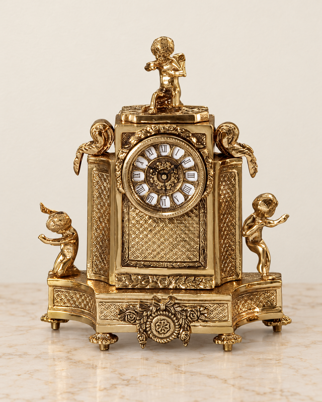 Pendule met drie putti en gedecoreerde panelen