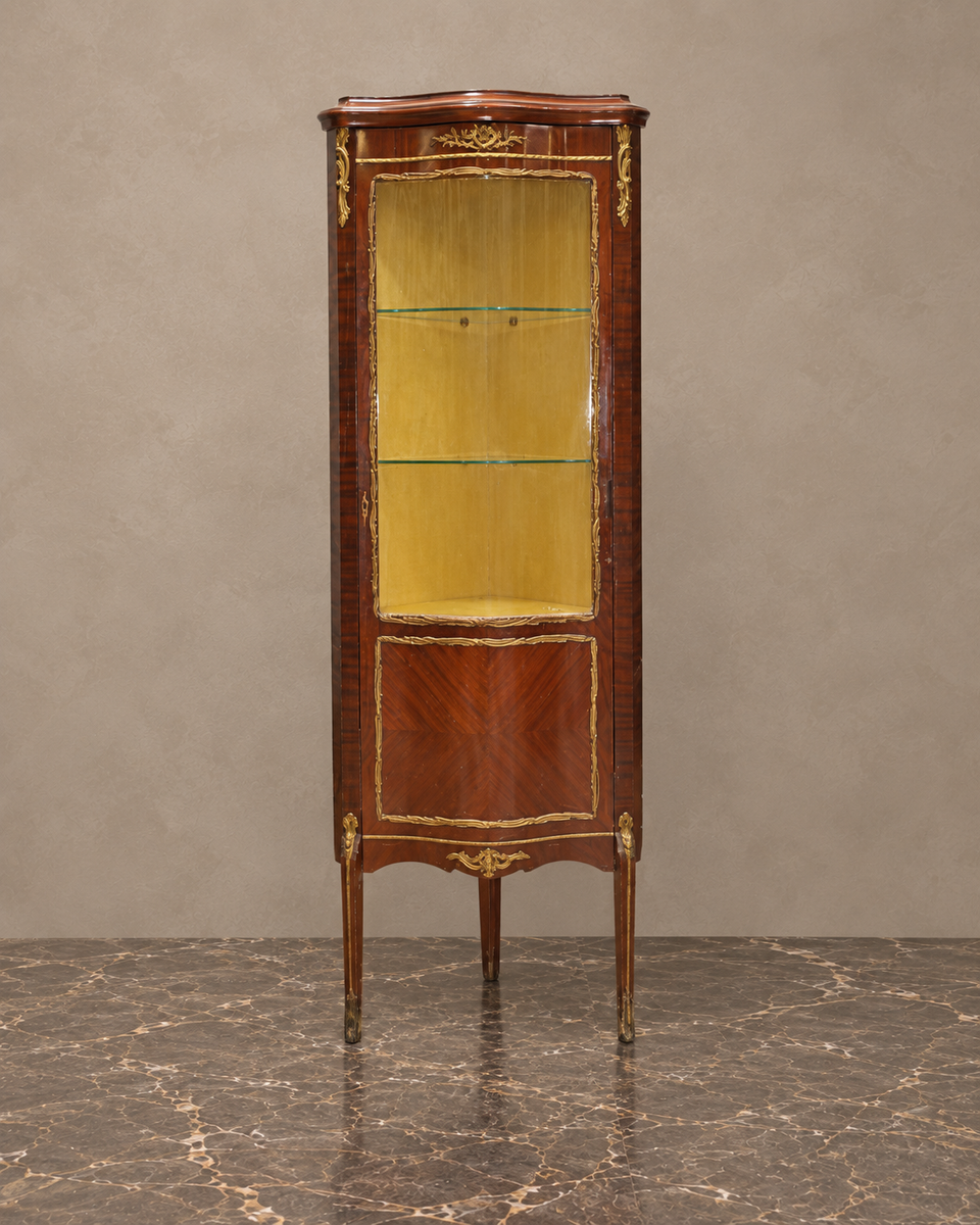Eckvitrine mit vergoldeten Bronzebeschlägen